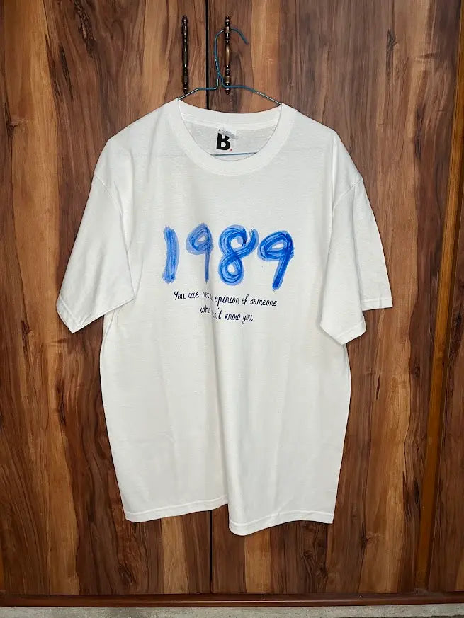 Playera 1989 Intro - Aesthetic Quote (Blanca)